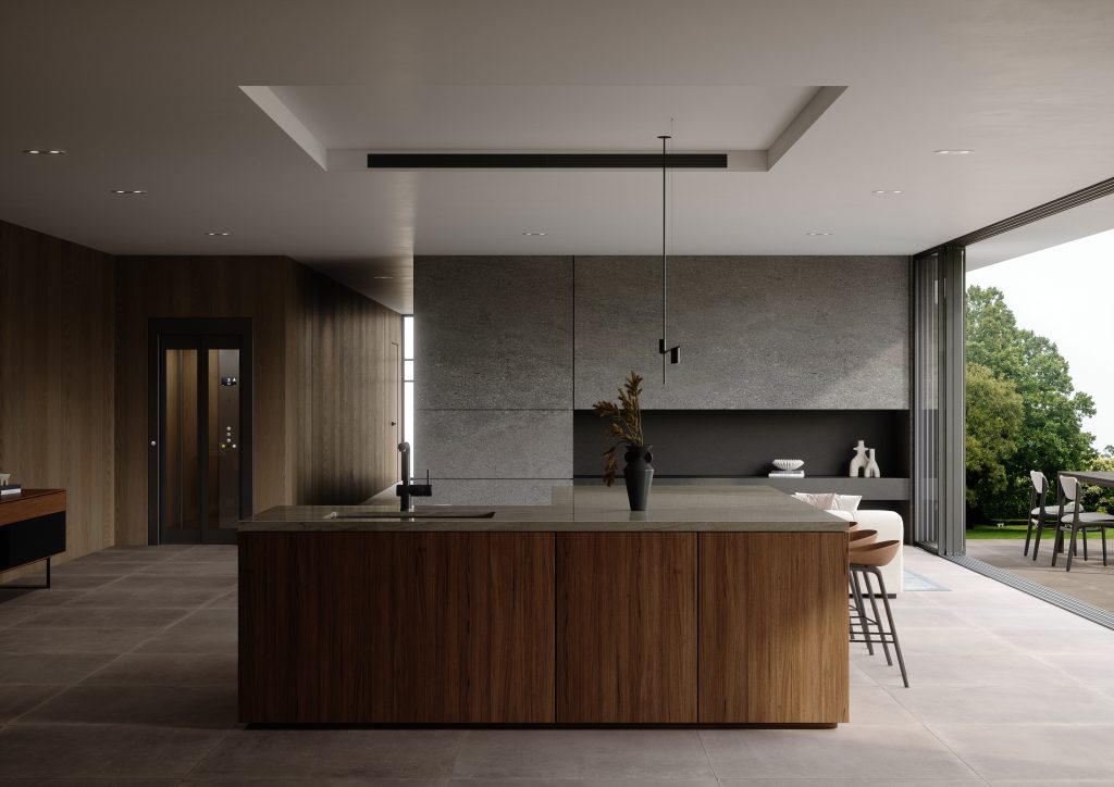 impiant home lift Eltec integrato a parete modello HLB, vista su cusina moderna toni caldi, impianto con finiture nere e porta eltec elettra