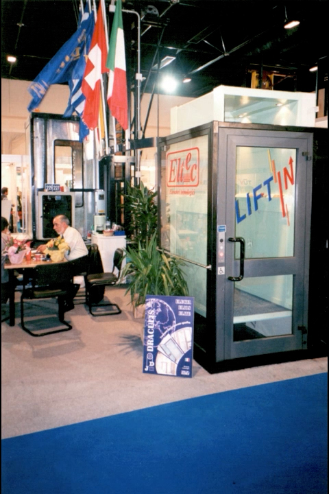 prime partecipazioni di Eltec Lift alle fiere di settore negli anni '90. FOto di installazione del booth con impianto lift-in.